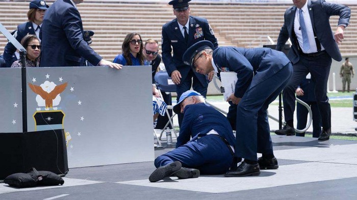 Detik-detik Joe Biden Tersandung dan Jatuh Tersungkur di Acara Wisuda US President Joe Biden is helped up after falling during the graduation ceremony at the United States Air Force Academy, just north of Colorado Springs in El Paso County, Colorado, on June 1, 2023. (Photo by Brendan Smialowski / AFP) (Photo by BRENDAN SMIALOWSKI/AFP via Getty Images)