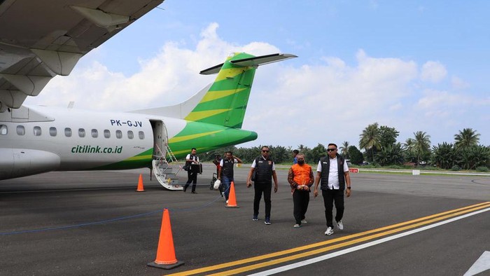 Direktur PT Putra Sundir berinisial DP, tersangka tindak pidana korupsi pengadaan lima mobil Puskesmas Keliling (Pusling) dan satu unit ambulans tiba di Bandara Ende setelah ditangkap di Jakarta, Kamis (1/6/2023). (Istimewa)
