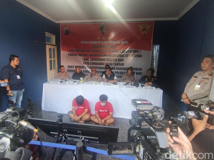 Dua tersangka dan barang bukti yang diamankan Polda Jateng dari rumah pabrik ekstasi di Semarang, Jumat (2/6/2023).