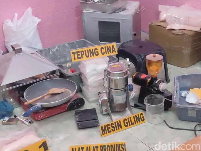 Dua tersangka dan barang bukti yang diamankan Polda Jateng dari rumah pabrik ekstasi di Semarang, Jumat (2/6/2023).