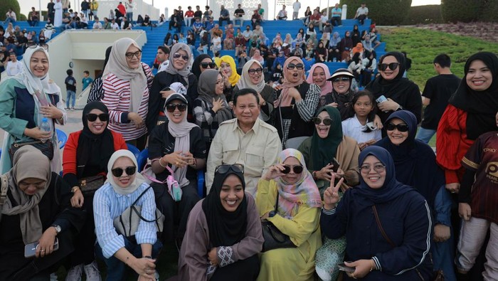 Emak-emak serbu Prabowo untuk selfie saat berada di Qatar