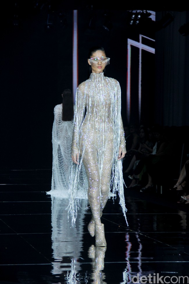 Monica Ivena menggelar fashion show bertajuk Kaleidoskope Dreams di St. Regis Jakarta. Monica yang karyanya pernah dipakai Taylor Swift, Khloe Kardashian, Nicole Scherzinger, hingga aktris Sydney Sweeney merilis koleksi gaun malam penuh warna. Foto: Mohammad Abduh/detikcom.