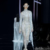Monica Ivena menggelar fashion show bertajuk Kaleidoskope Dreams di St. Regis Jakarta. Monica yang karyanya pernah dipakai Taylor Swift, Khloe Kardashian, Nicole Scherzinger, hingga aktris Sydney Sweeney merilis koleksi gaun malam penuh warna. Foto: Mohammad Abduh/detikcom.