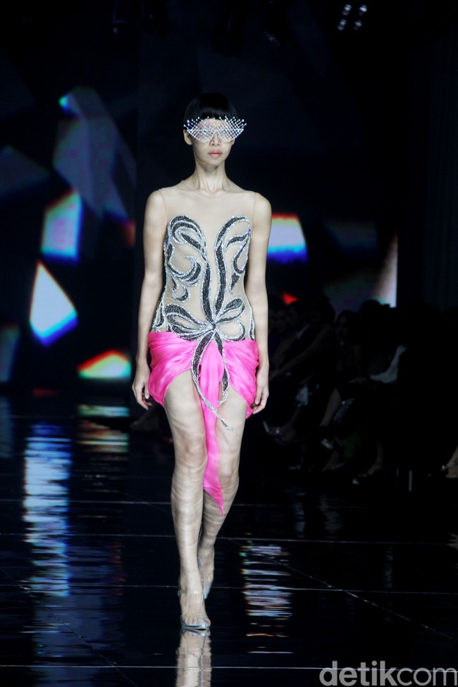 Monica Ivena menggelar fashion show bertajuk Kaleidoskope Dreams di St. Regis Jakarta. Monica yang karyanya pernah dipakai Taylor Swift, Khloe Kardashian, Nicole Scherzinger, hingga aktris Sydney Sweeney merilis koleksi gaun malam penuh warna. Foto: Mohammad Abduh/detikcom.