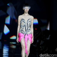 Monica Ivena menggelar fashion show bertajuk Kaleidoskope Dreams di St. Regis Jakarta. Monica yang karyanya pernah dipakai Taylor Swift, Khloe Kardashian, Nicole Scherzinger, hingga aktris Sydney Sweeney merilis koleksi gaun malam penuh warna. Foto: Mohammad Abduh/detikcom.