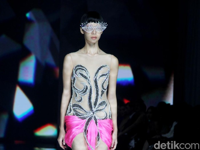 Fashion Show koleksi Monica Ivena