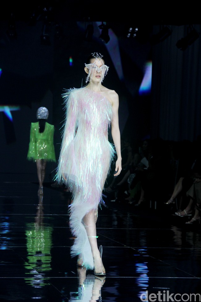 Monica Ivena menggelar fashion show bertajuk Kaleidoskope Dreams di St. Regis Jakarta. Monica yang karyanya pernah dipakai Taylor Swift, Khloe Kardashian, Nicole Scherzinger, hingga aktris Sydney Sweeney merilis koleksi gaun malam penuh warna. Foto: Mohammad Abduh/detikcom.