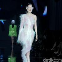 Monica Ivena menggelar fashion show bertajuk Kaleidoskope Dreams di St. Regis Jakarta. Monica yang karyanya pernah dipakai Taylor Swift, Khloe Kardashian, Nicole Scherzinger, hingga aktris Sydney Sweeney merilis koleksi gaun malam penuh warna. Foto: Mohammad Abduh/detikcom.