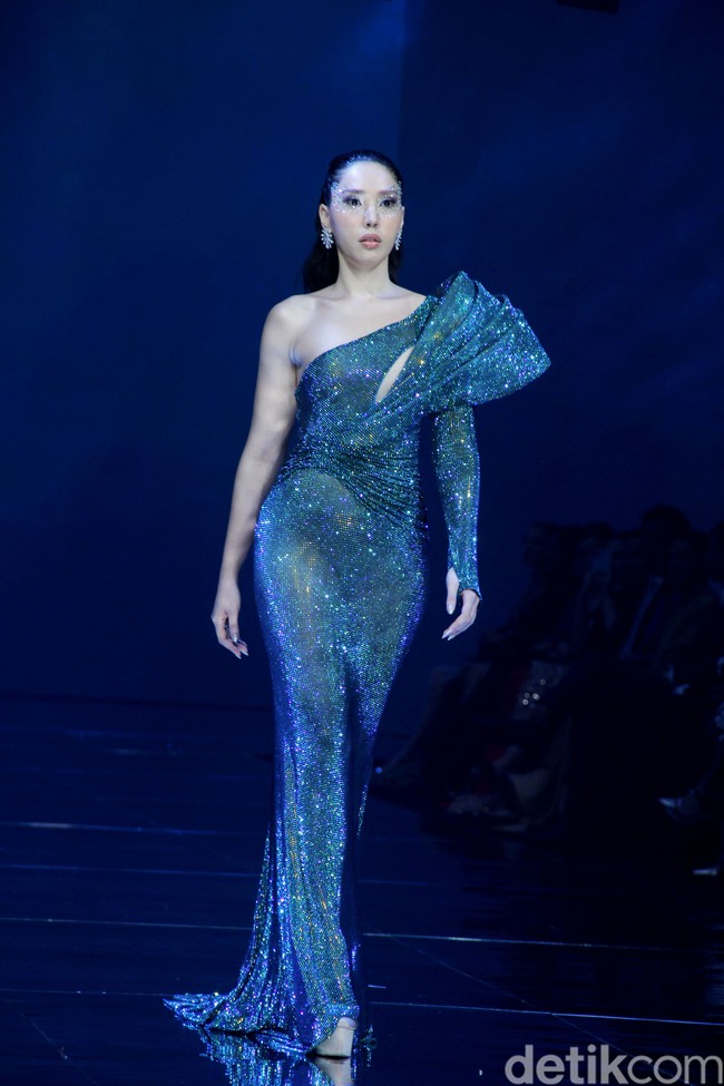 Monica Ivena menggelar fashion show bertajuk Kaleidoskope Dreams di St. Regis Jakarta. Monica yang karyanya pernah dipakai Taylor Swift, Khloe Kardashian, Nicole Scherzinger, hingga aktris Sydney Sweeney merilis koleksi gaun malam penuh warna. Foto: Mohammad Abduh/detikcom.