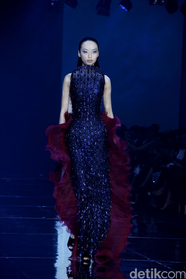 Monica Ivena menggelar fashion show bertajuk Kaleidoskope Dreams di St. Regis Jakarta. Monica yang karyanya pernah dipakai Taylor Swift, Khloe Kardashian, Nicole Scherzinger, hingga aktris Sydney Sweeney merilis koleksi gaun malam penuh warna. Foto: Mohammad Abduh/detikcom.