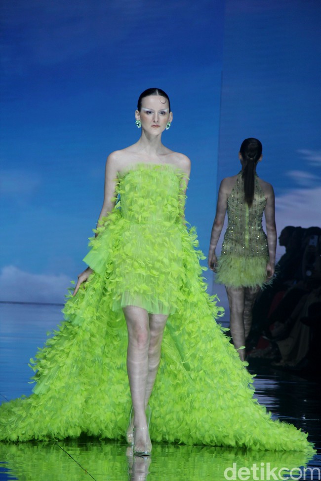 Monica Ivena menggelar fashion show bertajuk Kaleidoskope Dreams di St. Regis Jakarta. Monica yang karyanya pernah dipakai Taylor Swift, Khloe Kardashian, Nicole Scherzinger, hingga aktris Sydney Sweeney merilis koleksi gaun malam penuh warna. Foto: Mohammad Abduh/detikcom.