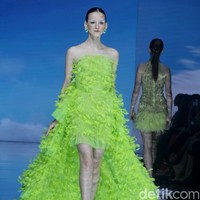 Monica Ivena menggelar fashion show bertajuk Kaleidoskope Dreams di St. Regis Jakarta. Monica yang karyanya pernah dipakai Taylor Swift, Khloe Kardashian, Nicole Scherzinger, hingga aktris Sydney Sweeney merilis koleksi gaun malam penuh warna. Foto: Mohammad Abduh/detikcom.