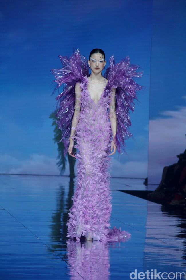 Monica Ivena menggelar fashion show bertajuk Kaleidoskope Dreams di St. Regis Jakarta. Monica yang karyanya pernah dipakai Taylor Swift, Khloe Kardashian, Nicole Scherzinger, hingga aktris Sydney Sweeney merilis koleksi gaun malam penuh warna. Foto: Mohammad Abduh/detikcom.