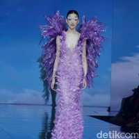 Monica Ivena menggelar fashion show bertajuk Kaleidoskope Dreams di St. Regis Jakarta. Monica yang karyanya pernah dipakai Taylor Swift, Khloe Kardashian, Nicole Scherzinger, hingga aktris Sydney Sweeney merilis koleksi gaun malam penuh warna. Foto: Mohammad Abduh/detikcom.