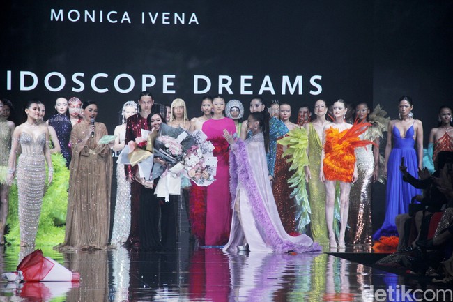 Monica Ivena menggelar fashion show bertajuk Kaleidoskope Dreams di St. Regis Jakarta. Monica yang karyanya pernah dipakai Taylor Swift, Khloe Kardashian, Nicole Scherzinger, hingga aktris Sydney Sweeney merilis koleksi gaun malam penuh warna. Foto: Mohammad Abduh/detikcom.