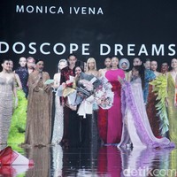 Monica Ivena menggelar fashion show bertajuk Kaleidoskope Dreams di St. Regis Jakarta. Monica yang karyanya pernah dipakai Taylor Swift, Khloe Kardashian, Nicole Scherzinger, hingga aktris Sydney Sweeney merilis koleksi gaun malam penuh warna. Foto: Mohammad Abduh/detikcom.