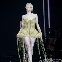 Monica Ivena menggelar fashion show bertajuk Kaleidoskope Dreams di St. Regis Jakarta. Monica yang karyanya pernah dipakai Taylor Swift, Khloe Kardashian, Nicole Scherzinger, hingga aktris Sydney Sweeney merilis koleksi gaun malam penuh warna. Foto: Mohammad Abduh/detikcom.