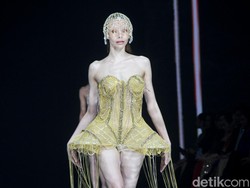 10 Koleksi Gaun Malam Monica Ivena, Desainer yang Karyanya Dipakai Artis Dunia