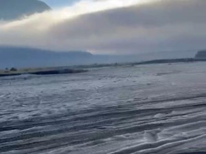 Gubernur Khofifah Ajak Wisatawan Nikmati Fenomena Gunung Bromo Bersalju