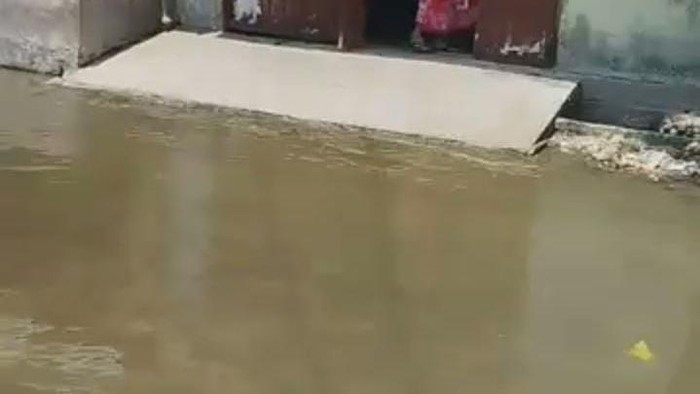Foto: Penampakan banjir rob yang mau surut di Belawan Bahagia (Istimewa) Foto: Penampakan banjir rob yang mau surut di Belawan Bahagia (Istimewa)
