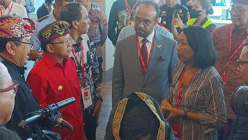 Gubernur Bali Wayan Koster (baju merah) di Bandara Internasional I Gusti Ngurah Rai, Bali, Kamis (1/6/2023).