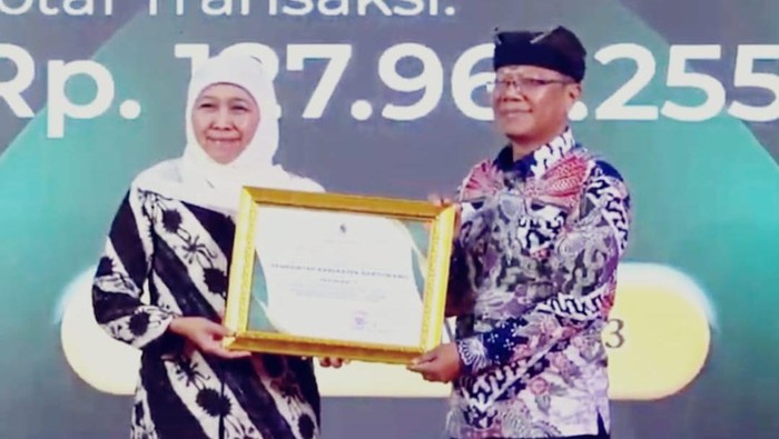 Penghargaan tersebut diserahkan Gubernur Jatim Khofifah Indar Parawansa kepada Asisten Perekonomian dan Pembangunan Kabupaten Banyuwangi, Dwi Yanto, yang mewakili Bupati Banyuwangi Ipuk Fiestiandani di Surabaya, Senin (29/5/2023).