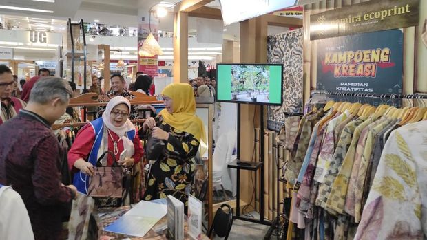 Gubernur Khofifah di ajang Kampung Kreasi