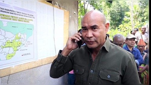 Gubernur Nusa Tenggara Timur Viktor Bungtilu Laiskodat menelepon Menteri Kesehatan Budi Gunadi di Desa Fenun, Kabupaten Timor Tengah Selatan, NTT.