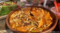 Tipe gudegnya gudeg kering, sesuai dengan gaya kota asalnya, Yogyakarta. Ijah mengatakan bahwa gudegnya masih dimasak pakai api kayu bayar. Foto: detikcom/Riska Fitria