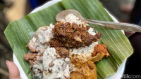 Seporsi gudeg ini dilengkapi dengan krecek, sambal dan berbagai pilihan lauk. Mulai dari daging, ayam goreng, ayam pop, daun singkong, ati ampela, tahu, dan lainnya. Foto: detikcom/Riska Fitria