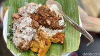 Harga yang ditawarkan pun beragam, tergantung dengan jenis lauk yang dipilih. Kalau lauknya daging dan tempe bacem harganya Rp 25.000. Foto: detikcom/Riska Fitria