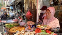 Memilih lauk daging goreng juga enak karena empuk dan gurih. Bagi pencinta pedas tenang saja, gudegnya juga dicampurkan cabai utuh untuk memberi sensasi rasa menyengat. Foto: detikcom/Riska Fitria