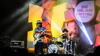 Permainan gitar yang enerjik dari Gugun menjadi ciri khas tersendiri. Foto: Andhika Prasetia/detikcom
