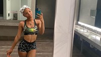 Dalam posting Instagram baru-baru ini, Halle mengatakan bahwa dia menyukai hot yoga. Banyak manfaat yang diperoleh dari hot yoga. Genny Wilkinson, seorang pakar yoga mengatakan hot yoga dapat meredakan kekakuan sendi, meningkatkan sirkulasi darah, meningkatkan sistem kekebalan tubuh dan melepaskan endorfin yang meredakan rasa sakit. (Foto: Instagram @hallebailey).