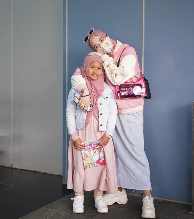 Bucket hat dan sneakers tampaknya menjadi andalan Inara Rusli untuk tampil nyaman saat pergi bersama buah hati tercinta. Perpaduan warna yang senada dengan gadis kecilnya membuat gaya Inara Rusli bak ABG.  Foto: Dok. Instagram Inara Rusli