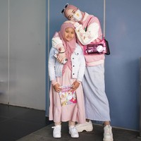 Bucket hat dan sneakers tampaknya menjadi andalan Inara Rusli untuk tampil nyaman saat pergi bersama buah hati tercinta. Perpaduan warna yang senada dengan gadis kecilnya membuat gaya Inara Rusli bak ABG.  Foto: Dok. Instagram Inara Rusli