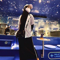 Gaya monokrom hitam-putih menjadi pilihan Inara Rusli untuk tampil stylish. Perpaduan stripped outerwear lengan pendek membantu menyemarakkan penampilan sekaligus menutupi lekuk tubuh.  Foto: Dok. Instagram Inara Rusli