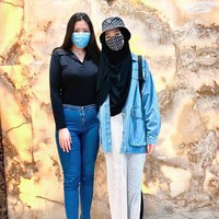 Jaket jeans membantu memberikan kesan awet muda. Ditambah bucket hat dan sneakers yang seirama membuat penampilan Inara Rusli semakin modis.  Foto: Dok. Instagram Inara Rusli