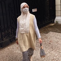 Meski kali ini tidak mengenakan sneakers dan bucket hat, tapi gaya tumpuk bercadar a la Inara Rusli tetap terlihat stylish. Cocok sebagai inspirasi ke acara formal.  Foto: Dok. Instagram Inara Rusli