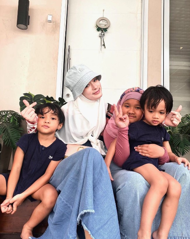 Ibu tiga anak ini tampil bak ABG dengan setelan rok jeans dan bucket hat. Meski demikian, gaya hijabnya tetap dibuat syar’i menutup dada. Inara kini menjadi sorotan karena meminta nafkah Rp 10 miliar saat menggugat cerai Virgoun. Foto: Instagram @mommy_starla Foto: Dok. Instagram Inara Rusli