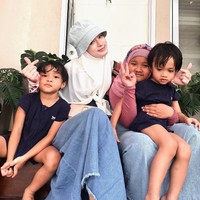 Ibu tiga anak ini tampil bak ABG dengan setelan rok jeans dan bucket hat. Meski demikian, gaya hijabnya tetap dibuat syar’i menutup dada. Inara kini menjadi sorotan karena meminta nafkah Rp 10 miliar saat menggugat cerai Virgoun. Foto: Instagram @mommy_starla Foto: Dok. Instagram Inara Rusli