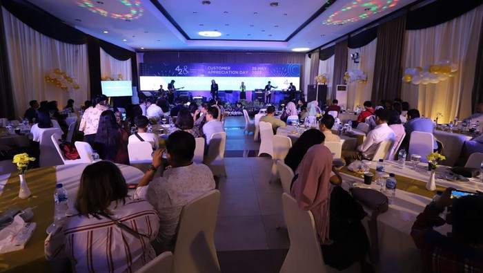 Proses pembangunan rumah Cluster Da Vinci 2 di Kota Legenda Wisata milik PT Duta Pertiwi Tbk member of Sinarmas Land, Cibubur, Jawa Barat. Rencana larangan pengucuran KPR inden untuk rumah kedua dan seterusnya ditolak oleh pengembang.