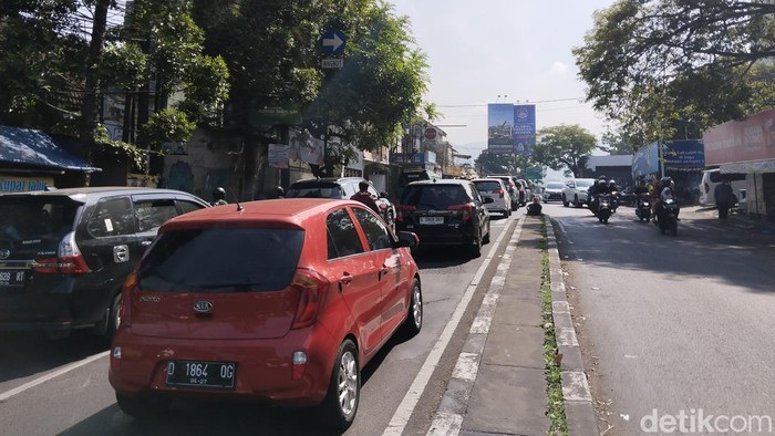 Jalan Dago yang mengarah ke Lembang mulai macet dan dipadati wisatawan, Jumat (2/6/2023).