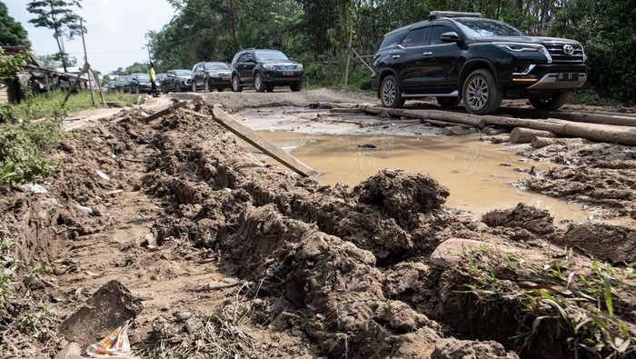 Jalan rusak di Cengal Ogan Komering Ilir Iring-iringan kendaraan melaju pelan saat melintasi jalan rusak di Kec Cengal, Kabupaten Ogan Komering Ilir (OKI), Sumatera Selatan, Jumat (2/6/2023). Jalan penghubung Kota Kayu Agung menuju Kecamatan Cengal, Kab OKI, Sumsel tersebut rusak dan berlubang hingga kedalaman 1 meter lebih sejak tahun 2015. ANTARA FOTO/Nova Wahyudi/nz