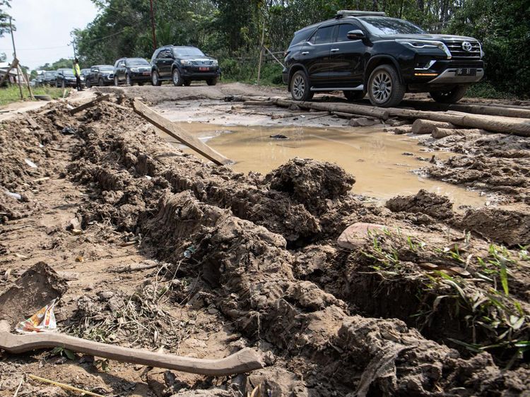 Jalan di Cengal Ogan Komering Ilir Rusak Parah