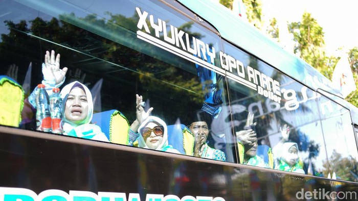 Jemaah Haji (CJH) dari Lamongan hari ini diberangkatkan menuju asrama Haji Sukolilo Surabaya
