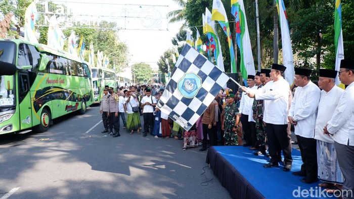 Jemaah Haji (CJH) dari Lamongan hari ini diberangkatkan menuju asrama Haji Sukolilo Surabaya
