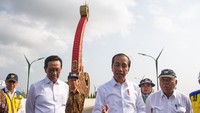 Presiden Joko Widodo (dua kanan) bersama Gubernur DIY Sri Sultan HB X (dua kiri) dan Menteri PUPR Basuki Hadimuljono (kanan) memberikan keterangan kepada wartawan saat peresmian Jembatan Kretek 2 di Bantul, DI Yogyakarta, Jumat (2/6/2023). 