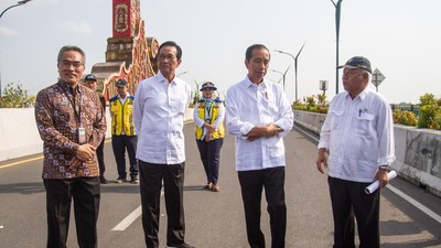 Jokowi Resmikan Jembatan Kretek 2