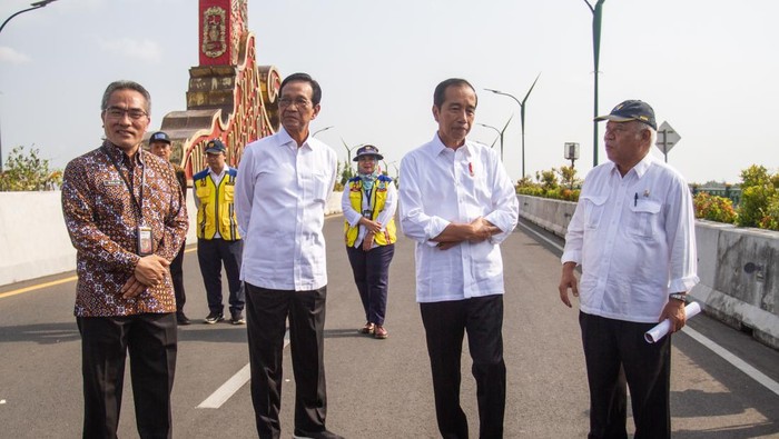 Presiden Joko Widodo (dua kanan) bersama Gubernur DIY Sri Sultan HB X (dua kiri) dan Menteri PUPR Basuki Hadimuljono (kanan) memberikan keterangan kepada wartawan saat peresmian Jembatan Kretek 2 di Bantul, DI Yogyakarta, Jumat (2/6/2023). Presiden Joko Widodo meresmikan Jembatan Kretek 2 yang menghubungkan kawasan wisata di Jalur Jalan Lintas Selatan (JJLS) dan dirancang mampu menahan gempa. ANTARA FOTO/Hendra Nurdiyansyah/hp.